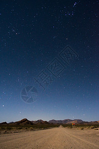在阿根廷门多萨的乌斯帕拉塔附近的沙漠上 一条泥土路上面有夜空泥路靛青蓝色星座星星天文学旅行荒野宇宙山脉图片