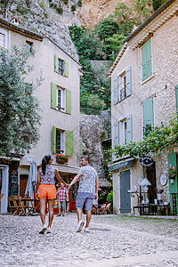 穆斯蒂埃圣马里村 法国普罗旺斯 2020年6月峡谷悬崖村庄街道住宅地标旅游花朵建筑物教会图片