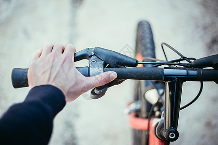 自行车把手栏和休息间 自行车修理 背景模糊运输车把城市零部件服务环境手指冒险自由维修图片