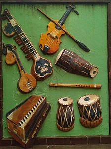 印度传统音乐乐器在绿色背景中被孤立起来图片