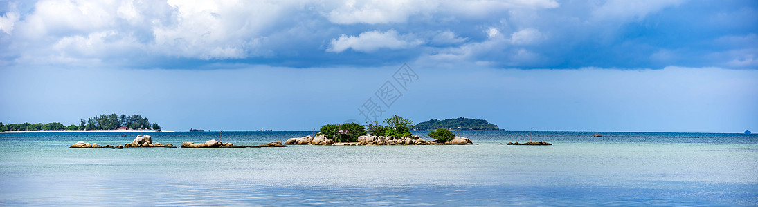 印度尼西亚民丹岛宾坦岛全景 天空蓝蓝 海水清澈 岛屿丰饶背景