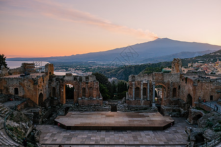 位于西西里岛东岸梅西纳市的Taormina市 是意大利历史背景的Taormina古希腊剧院的废墟建筑学海岸地标火山假期全景村庄蓝图片