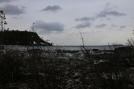 照片展示了美丽的岩石结构的交错层海岸线蓝色旅行港口灯塔天空建筑海岸钓鱼房子图片