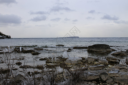 照片展示了美丽的岩石结构的交错层支撑天空海滩钓鱼旅行房子海岸房屋海岸线地标图片