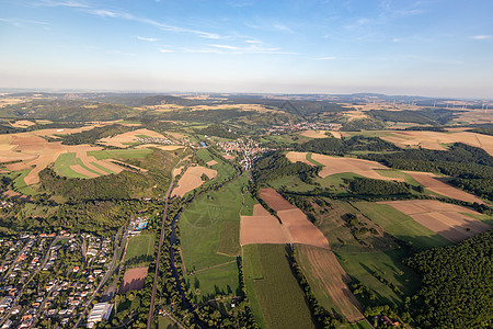 德国莱茵兰帕拉蒂茨的风景空中观葡萄园气球领域空气蓝天村庄农田发电机爬坡风光图片