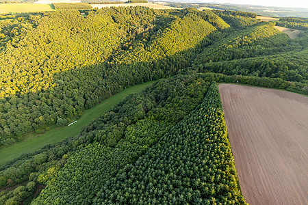 德国莱茵兰帕拉蒂茨的风景空中观草地城市山脉空气农田葡萄园发电机村庄蓝天风力图片