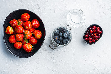 草莓 红莓和蓝莓 放在碗里 顶景色 白色背景收成荒野红色排毒浆果食物饮食蓝色覆盆子图片