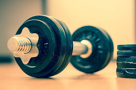 健体建设概念 在健身楼层的烧铃和重量运动力量训练身体肌肉健身房运动员哑铃体育锻炼配饰背景图片