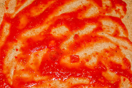 家居比萨饼面团加番茄酱和没有托普配料面粉厨房乡村高架桌子食物小吃烹饪营养图片