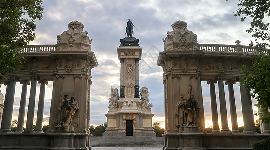 日落时在马德里El Reenio公园的Alfonso国王十二世纪念碑 西班牙首都圣像公园公园艺术建筑学教会雕像喷泉柱子历史建筑石图片