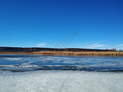 浮冰漂浮在河面上 冬末解冻冻结天气寒冷休息蓝色溪流洪水裂缝季节冰川图片