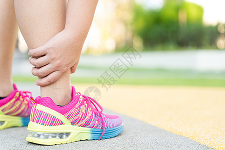 女性胖脚步运动员腿部受伤和疼痛 手抓着痛苦的腿在公园里跑来跑去十字形事故肌肉疾病女士按摩膝盖小牛训练运动图片