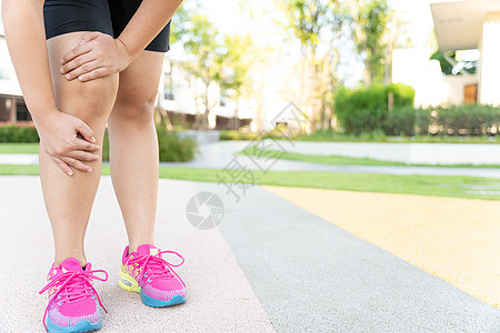 女性胖脚足运动员腿部受伤和疼痛 手在公园里跑时抓着痛苦的膝盖肌肉十字形训练抽搐伤害事故女士小牛慢跑者疾病图片