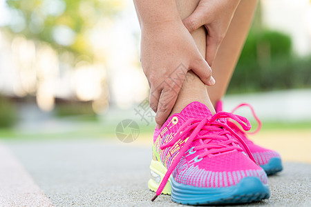 女性胖脚步运动员腿部受伤和疼痛 手在公园里跑时抓着痛苦的脚踝伤害抽搐女士按摩治疗训练跑步运动事故踪迹图片
