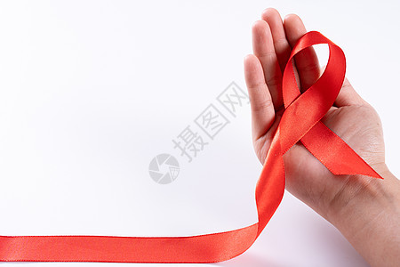 帮助提高认识 女人手拿着白色背景上的红丝带 上面有文字的复制空间 世界艾滋病日 医疗保健和医疗概念治愈癌症卫生疾病药品感染预防治图片