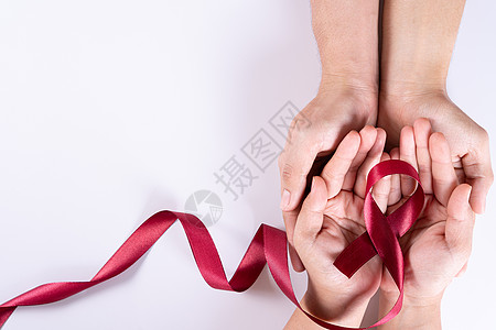 帮助意识 男人和女人的手在白色背景上拿着红丝带 并带有文本复制空间 世界艾滋病日 医疗保健和医疗概念治疗治愈预防斗争幸存者疾病感图片