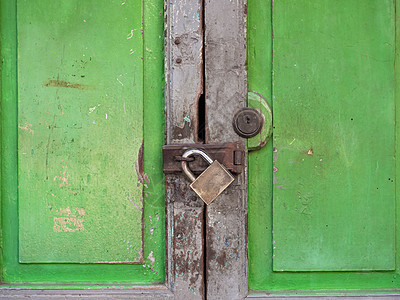 绿色木屋的大门 装饰着泰国建筑 门上锁有安全钥匙 (上面写着)图片