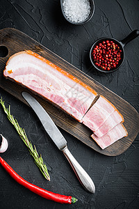 培根潘西塔切割和切除黑底的草药 顶视平板猪肉背景食物黑色火腿图片