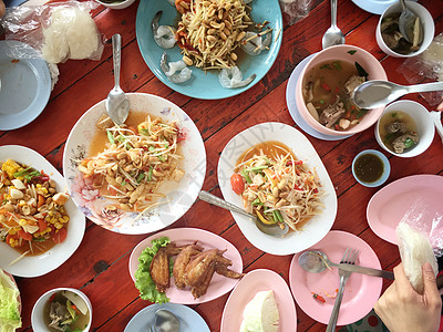 餐桌上的泰式美食 吃东北菜 SOM TUM  辣木瓜沙拉 糯米 NUM TOK  辣汤 本地和传统方式 泰国食物背景 享受饮食理图片