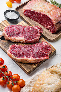 牛排汉堡原料 配有白底牛肉大理石肉草药包子腰部纹理面包牛扒大理石纹背景图片