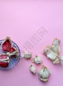 粉红色背景上的大石丁香叶子香料赞成活力芳香食物紫色香菜调味品蔬菜图片