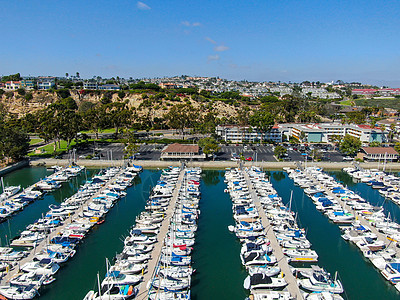 Dana Point港及其码头的空中景象 还有游艇和帆船旅游风景公园旅行港口海洋假期橙子支撑海岸线图片