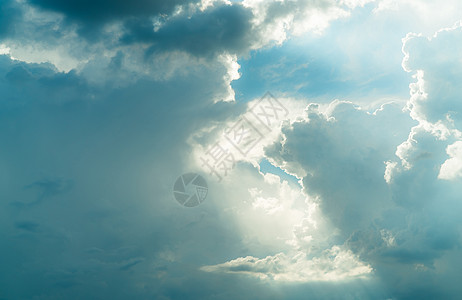 神光 与太阳光束的白色和蓝色多云天空 阳光透过白云 上帝从天上为希望和忠实的概念点亮 相信上帝 美丽的阳光天空和蓬松的云彩图片