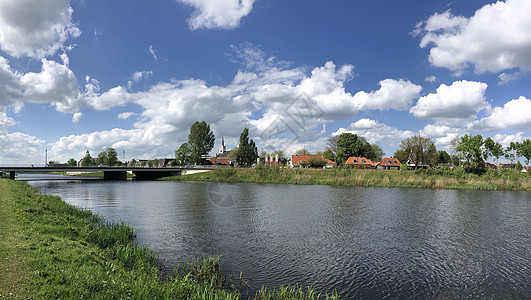 荷兰奥姆门的全景晴天开发风车预兆运河图片