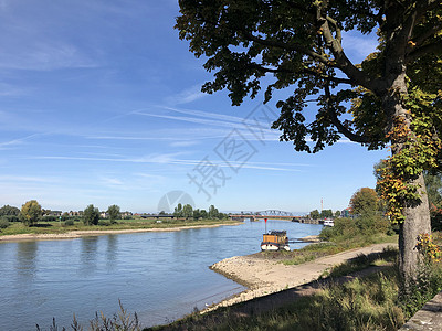 Zutphen周围的IJssel河晴天城市图片