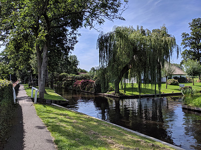 荷兰羊角村位于吉埃苏恩的运河背景
