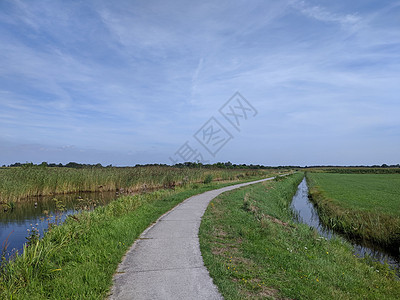 荷兰羊角村Zuideinde 周围的自行车路径背景