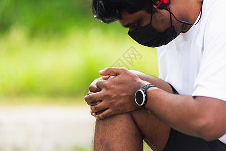 黑人男子穿着手表和手握紧膝盖运动韧带骨关节炎跑步女性髌骨膝盖伤害男人赛跑者图片