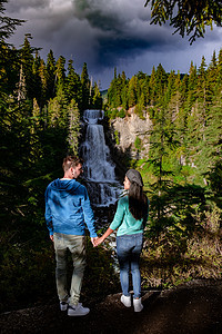 加拿大 一对夫妇观看加拿大的瀑布风景公园男人夫妻哨子冒险女士远足树木旅游图片