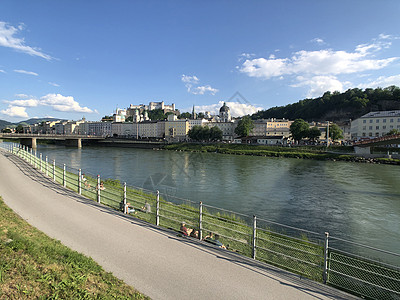 沿萨尔茨堡Salzach河放松图片