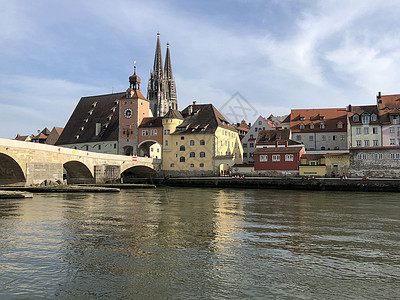 圣彼得大教堂和多瑙河上的石桥城市大教堂反射建筑学背景图片
