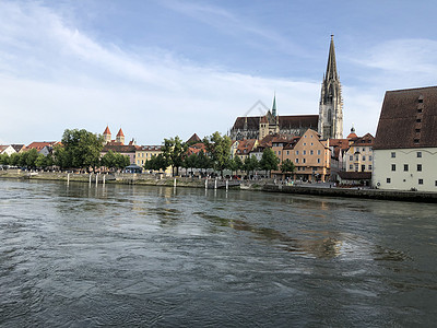 圣彼得大教堂和多瑙河石桥城市大教堂建筑学反射背景图片