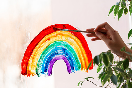在家里Covid19隔离期间 小女孩在窗户上画彩虹活动预防乐趣喜悦创造力社交水彩童年女孩封锁图片