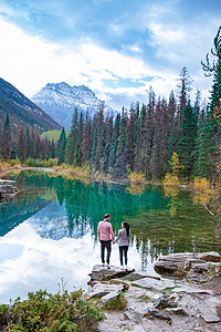 马蹄湖 贾斯珀国家公园 加拿大艾伯塔省 一对男女望着绿蓝的湖地标假期旅游瀑布公园反射山脉树木森林吸引力图片
