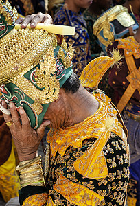 在传统式的Lakhon Khol面罩舞蹈服装戏服舞者高棉语演员文化遗产蒙面衣服男人仪式图片