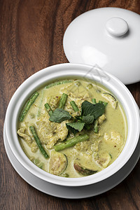 绿色咖哩加鸡和蔬菜的青咖喱美食餐厅椰子木头奶油状食物盘子图片