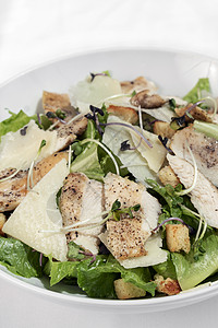 有机鸡椰菜沙拉 配有干酪和烤面包白色沙拉桌子食物鸡肉敷料餐厅图片