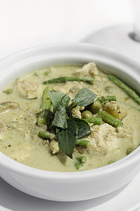 绿色咖哩加鸡和蔬菜的青咖喱食物木头奶油状餐厅美食盘子椰子图片
