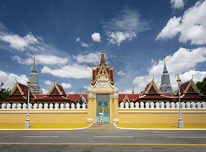 柬埔寨金边市皇宫大门入口外观皇家晴天建筑吸引力游客地标高棉语背景图片