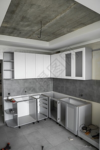 带有白色家具外墙 mdf 的定制厨柜安装 灰色模块化厨房由刨花板材料制成 处于不同的安装阶段 框架家具正面是 mdf 型材房子组图片