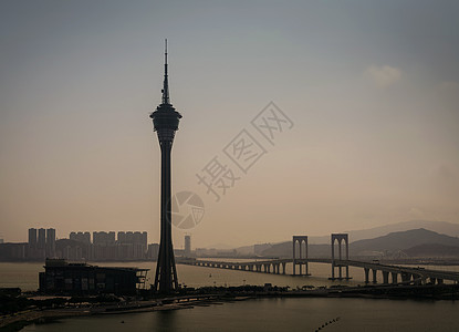 在雾日的天线上看到月球高塔和泰帕桥建筑物摩天大楼风景景观城市薄雾天际地标图片