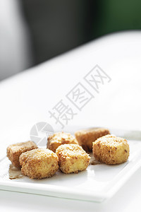 简单素食用餐菜边盘子的薯条马铃薯广场croquettes土豆推介会食物盘子小吃白色立方体油炸正方形起动机背景图片