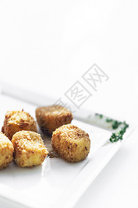 简单素食用餐菜边盘子的薯条马铃薯广场croquettes正方形立方体盘子推介会掘金土豆白色食品油炸起动机背景图片