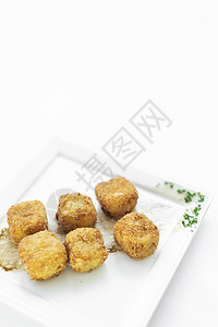 简单素食用餐菜边盘子的薯条马铃薯广场croquettes油炸推介会食品立方体白色土豆正方形食物小吃盘子背景图片