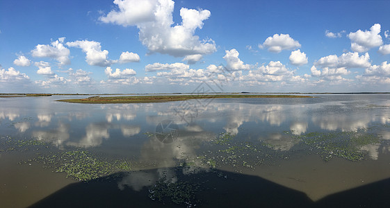 塞阿尔卑湖云层反射的全景背景