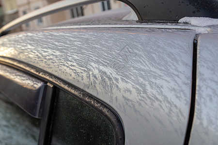 早晨银色汽车表面的薄冰霜  特写镜头 有选择的焦点冻结运输气候车辆磨砂水晶季节窗户天气图片